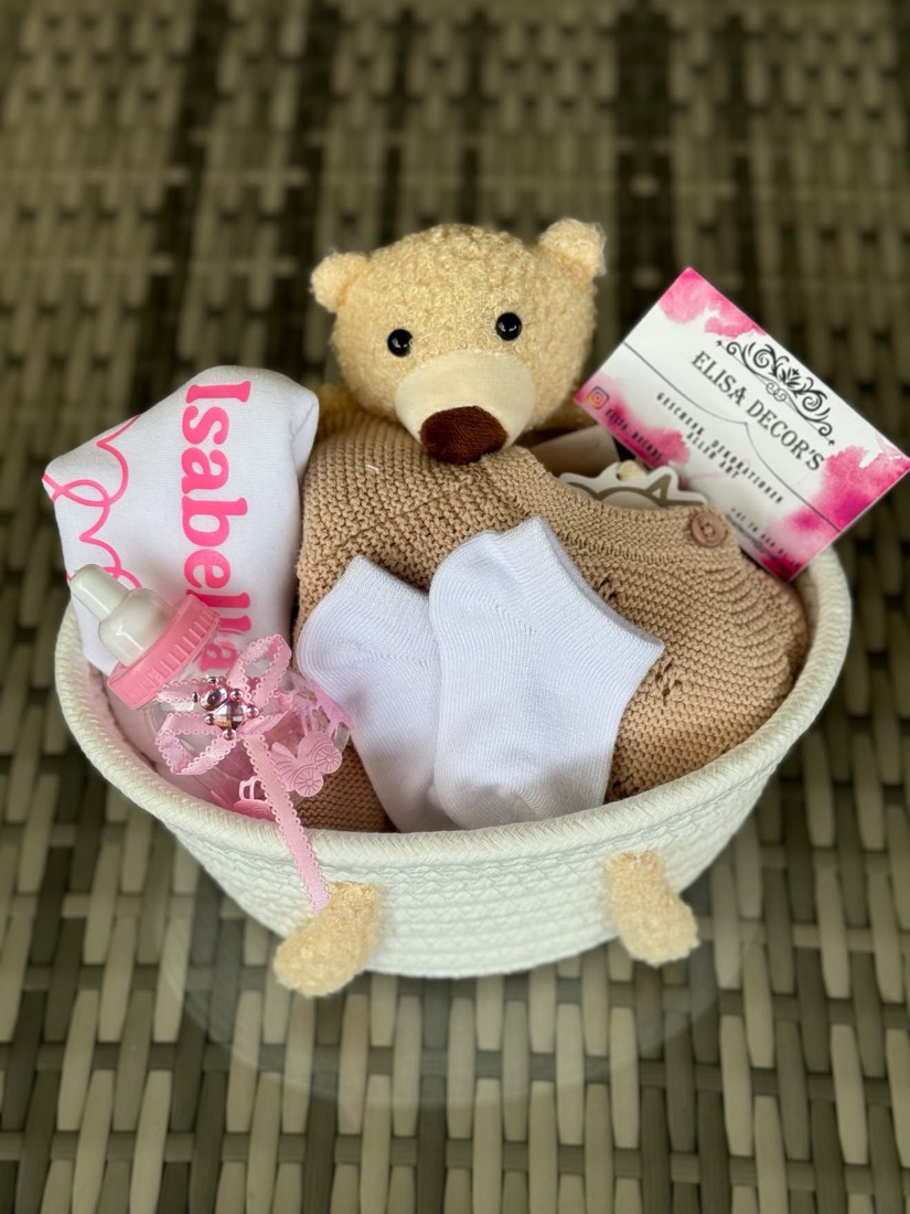Geschenkkorb mit Teddy, Decke und einem Namen