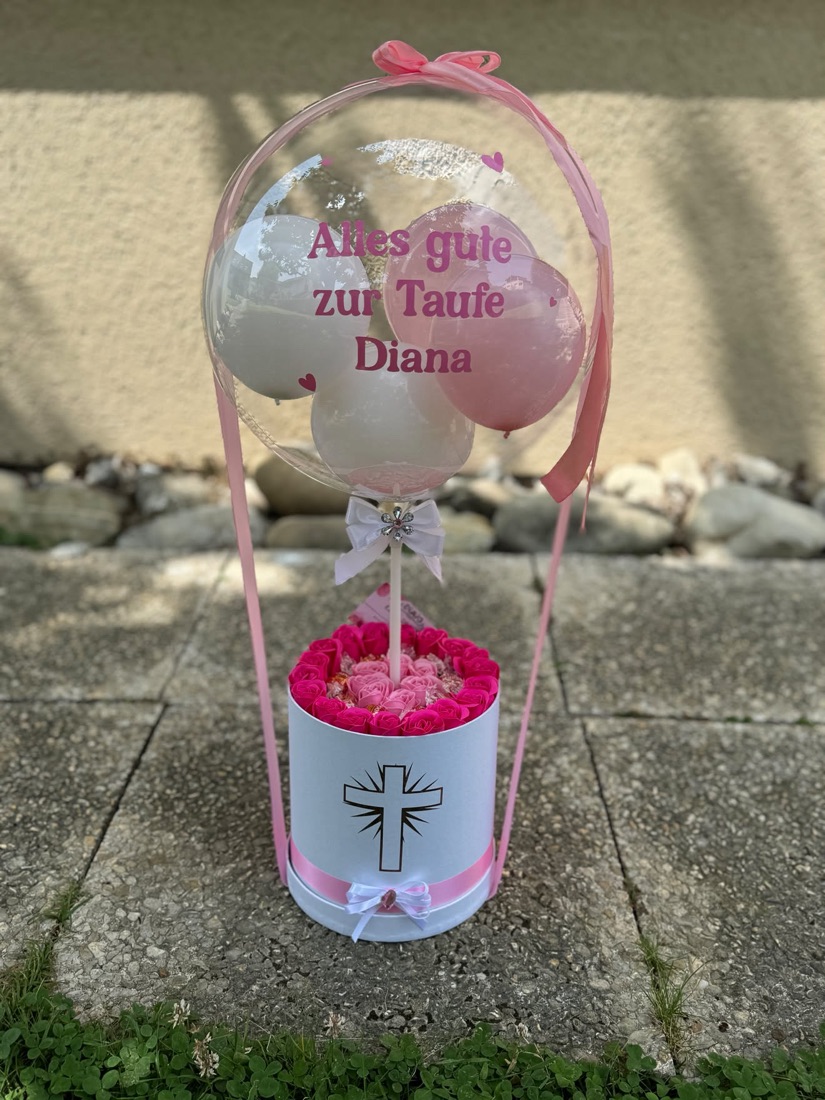 Ballon mit Aufschrift zur Taufe auf einer runden Box