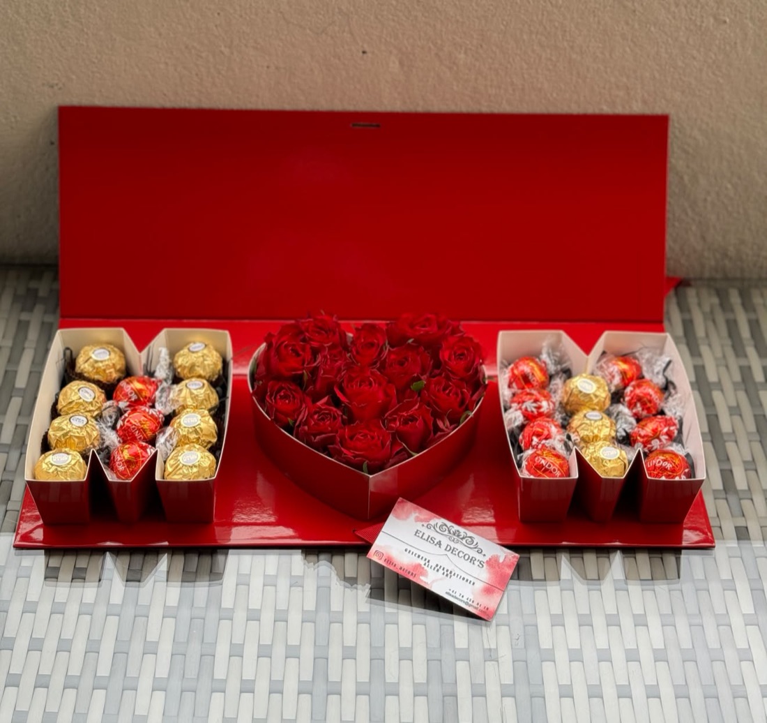 Rote Box mit den Buchstaben MOM, gefüllt mit Rosen und Pralinen