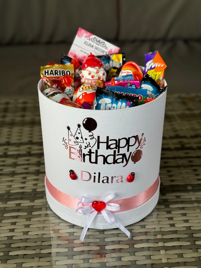 Weisse runde Geschenkbox mit Süssigkeiten und einem Namen