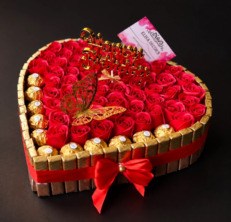 Rotes Herz aus Seifenrosen, eingefasst mit Pralinen und Schokolade, mit goldenem Schriftzug Happy Birthday und der Visitenkarte von Elisa Decor's