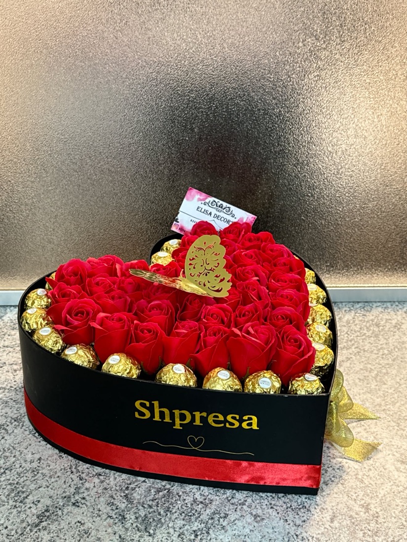 Schwarze Herzbox mit roten Rosen und einem Namen in Gold