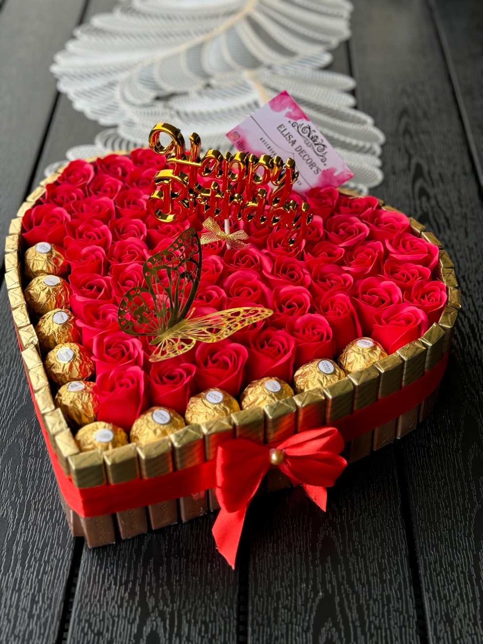 Rosenherz mit Pralinen und goldenem Schriftzug Happy Birthday