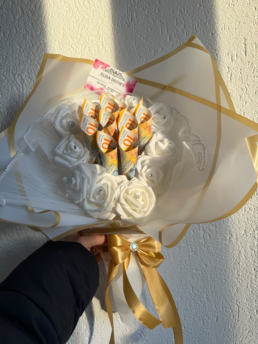 Strauss aus weissen Rosen und Schokolade