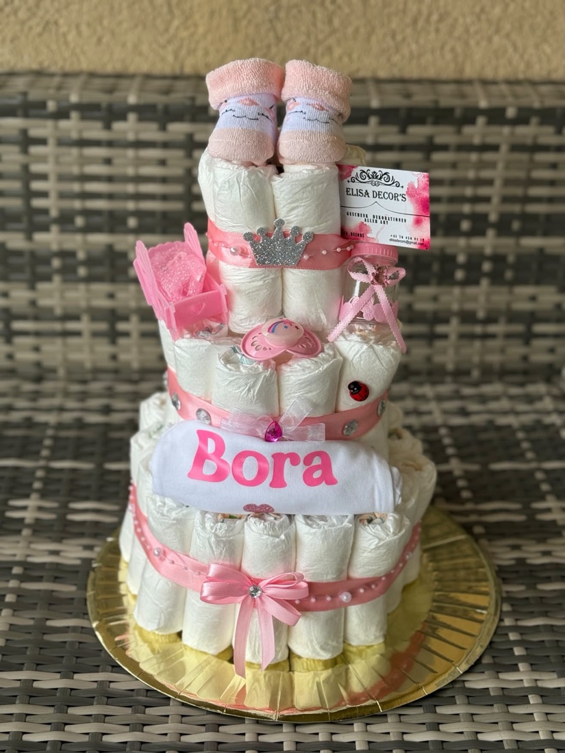 Dreistöckige Windeltorte in Rosa mit einem Namen