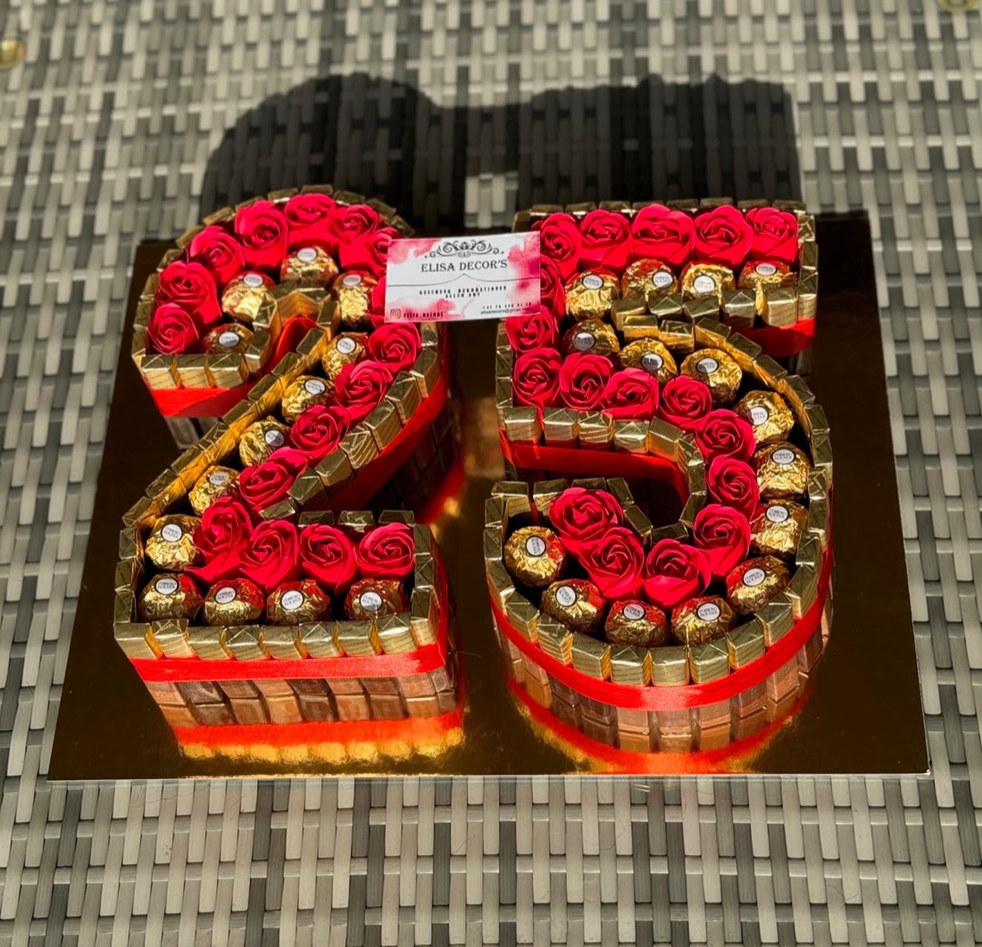 Die Zahl 25 aus roten Rosen und Schokolade