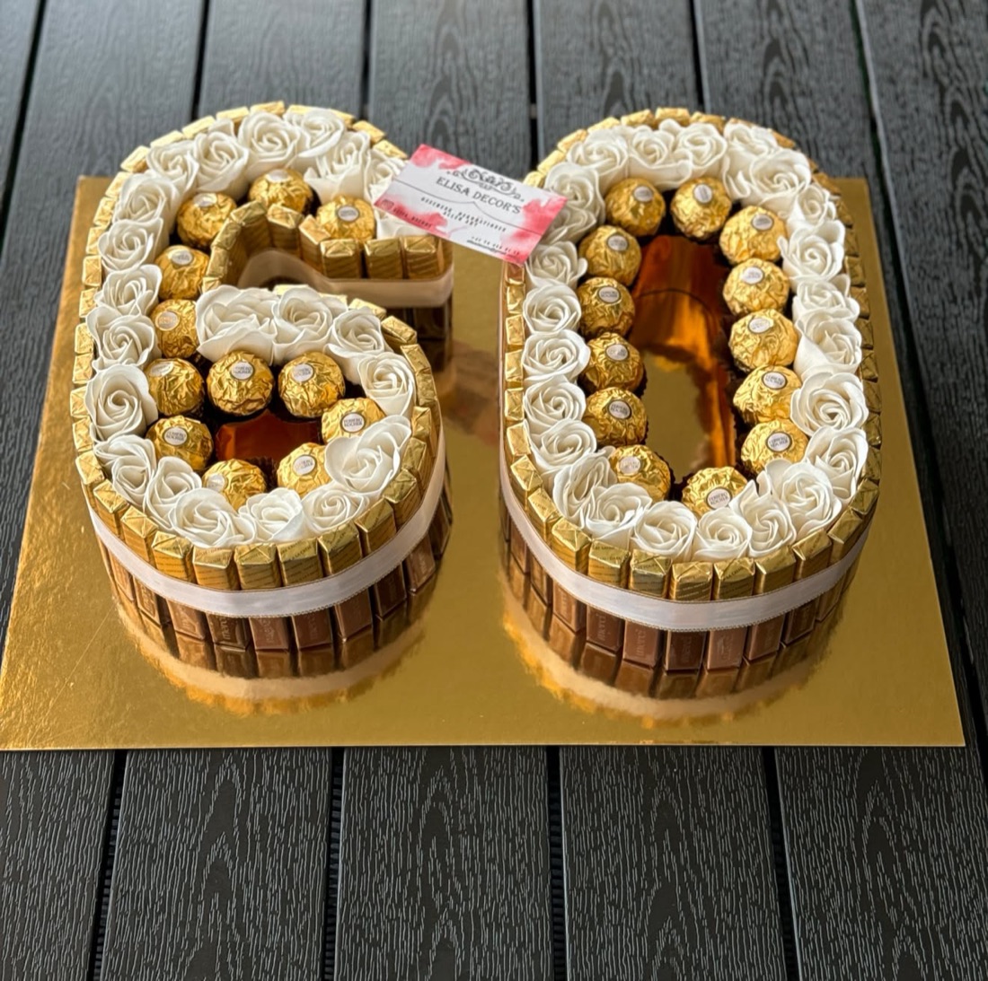Die Zahl 60, gefüllt mit Pralinen und Rosen